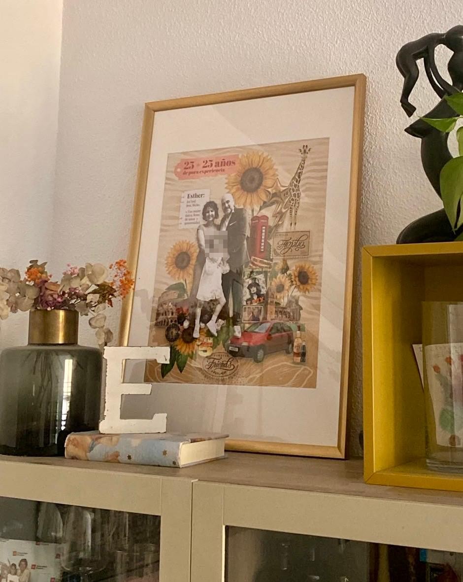 Collage personalizado enmarcado sobre una estantería, ilustración por encargo de CRISELENE creations